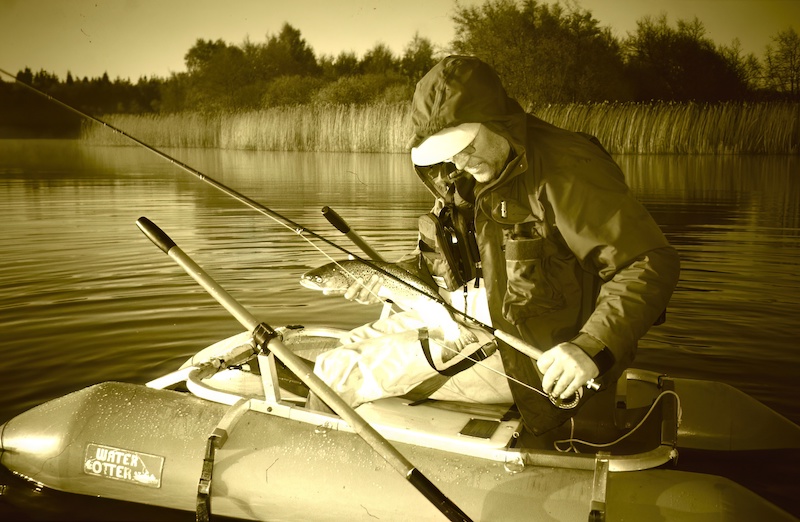Henrik Leth med søørred fra Tange Sø Water Otter Henrik Leth Tange trout