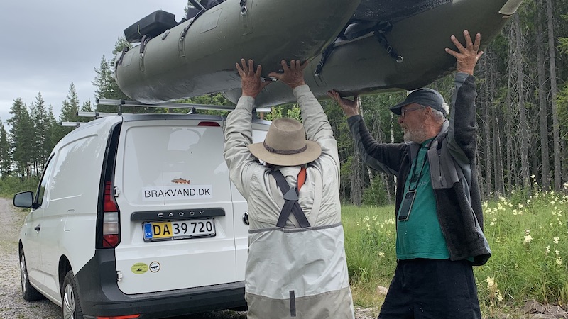 Med dobbeltbåden på taget pontoon boat roof car